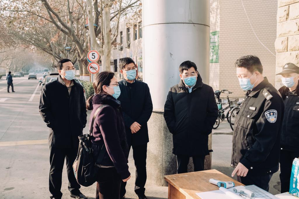 春节前夕，学校领导走访慰问在岗职工和留校学生